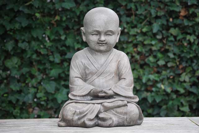 Buddha Gartenfigur in grau sitzend